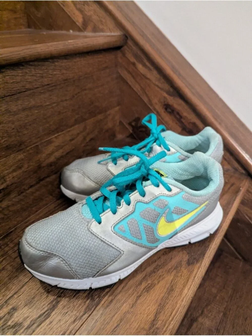 Nike Runners DOWNSHIFTER 6 GS/PS Silver & Teal Shoes Girls Size 3 Youth
